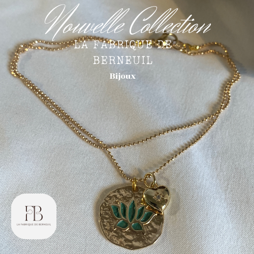 Collier "Lotus" Chaîne et médaillon Vert Anglais/olive agrémenté de son petit cœur 3D en or 18k et ses zircons blancs.