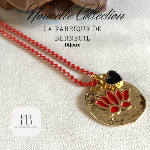 Collier "Lotus" Chaîne et médaillon Rouge agrémenté de son petit cœur noir.