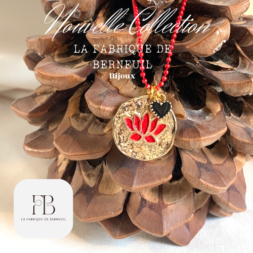 Collier "Lotus" Chaîne et médaillon Rouge agrémenté de son petit cœur noir.